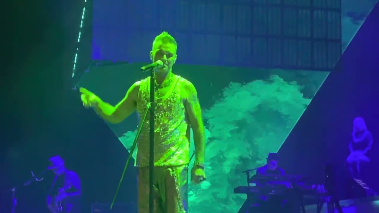 Front Row View of Feel - Robbie Williams, Manchester 21/10/22