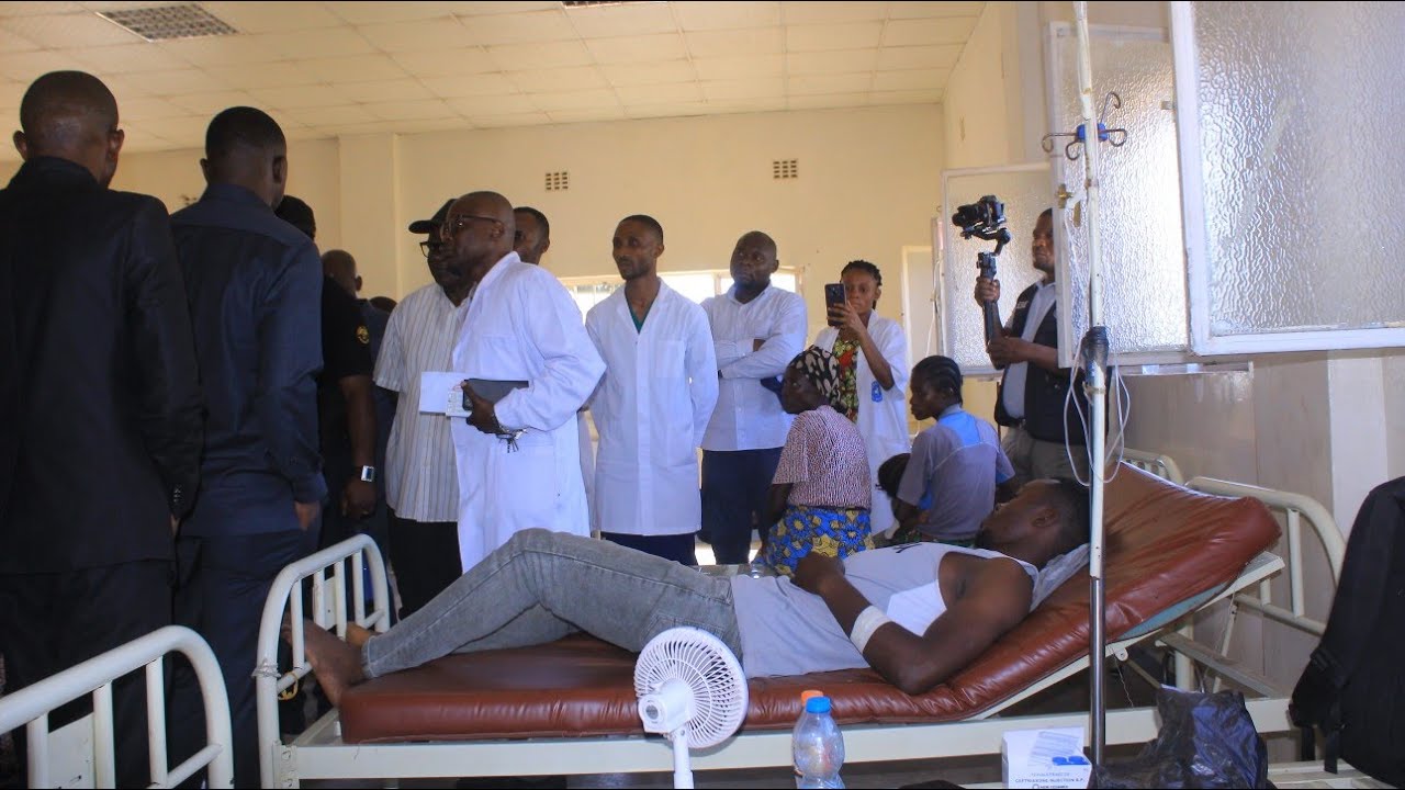 Manono: le gouverneur Christian Kitungwa apporte les soins gratuits aux malades 