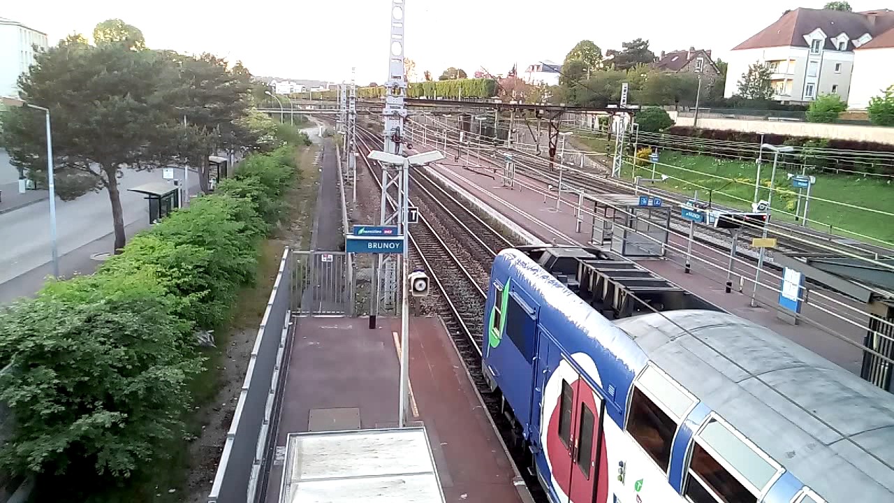 Départ d'un UM de Z-5600 Transilien