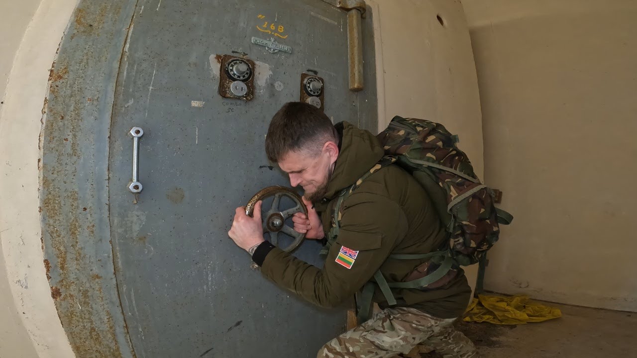 На этой заброшенной базе Королевских ВВС всё ещё хранилось военное оборудование.