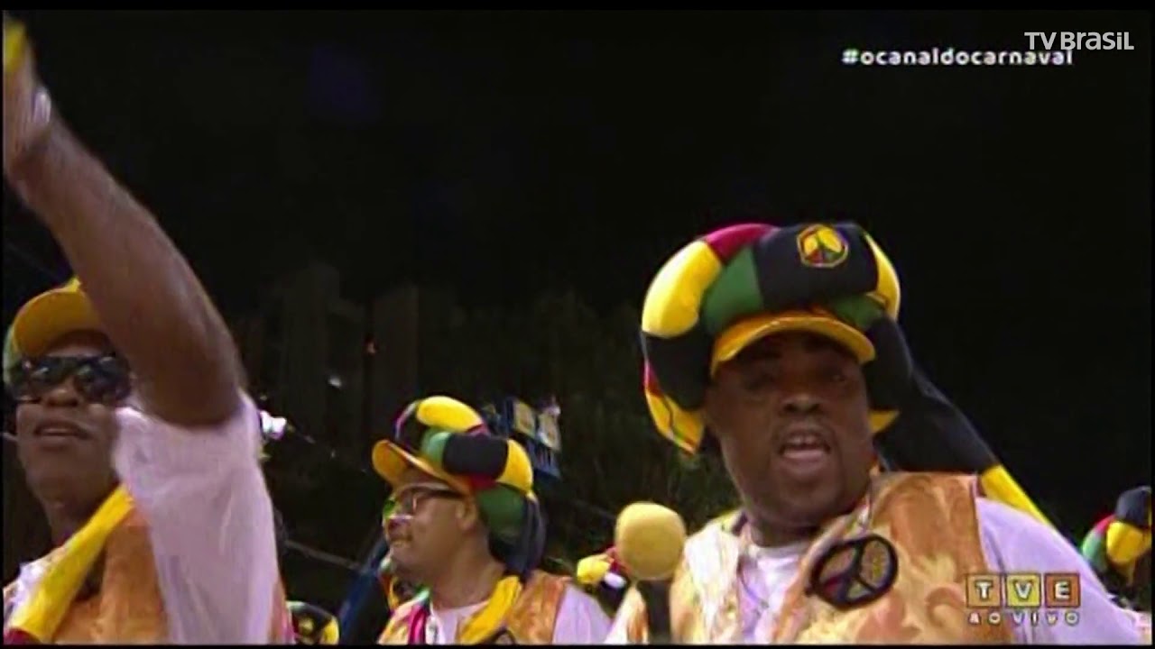 Ivete Sangalo e Bell Marques arrastam foliões em Salvador