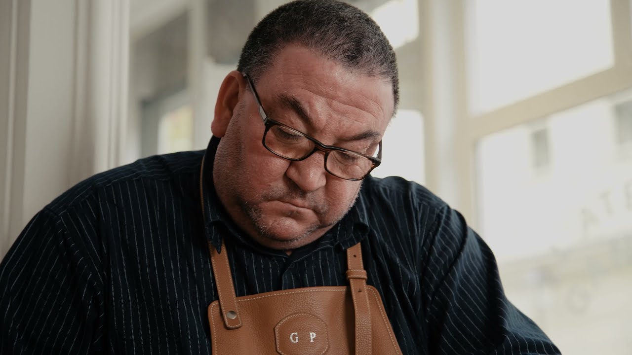 Rencontre avec l'un des derniers gantiers de France (Un moment unique)
