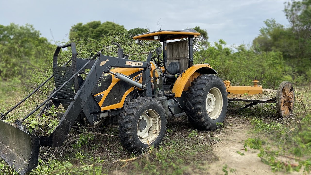 ROÇANDO PASTO COM VALTRA A 94s E ROÇADEIRA DUPLA TATU!