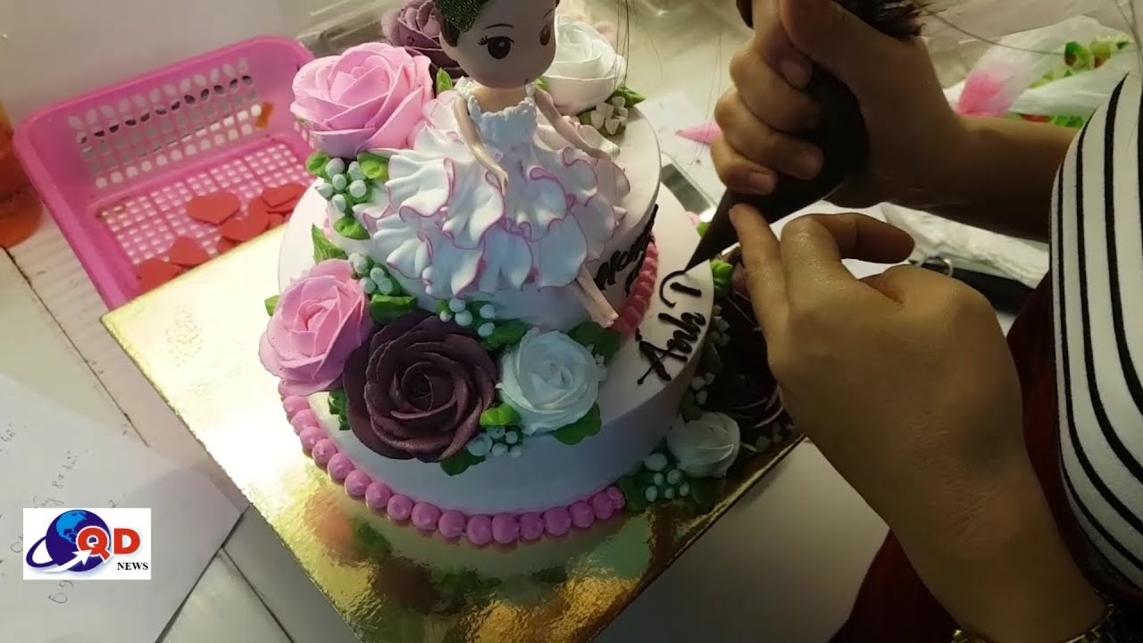 Bánh sinh nhật 2 tầng trang trí với búp bê cực đẹp|(10)