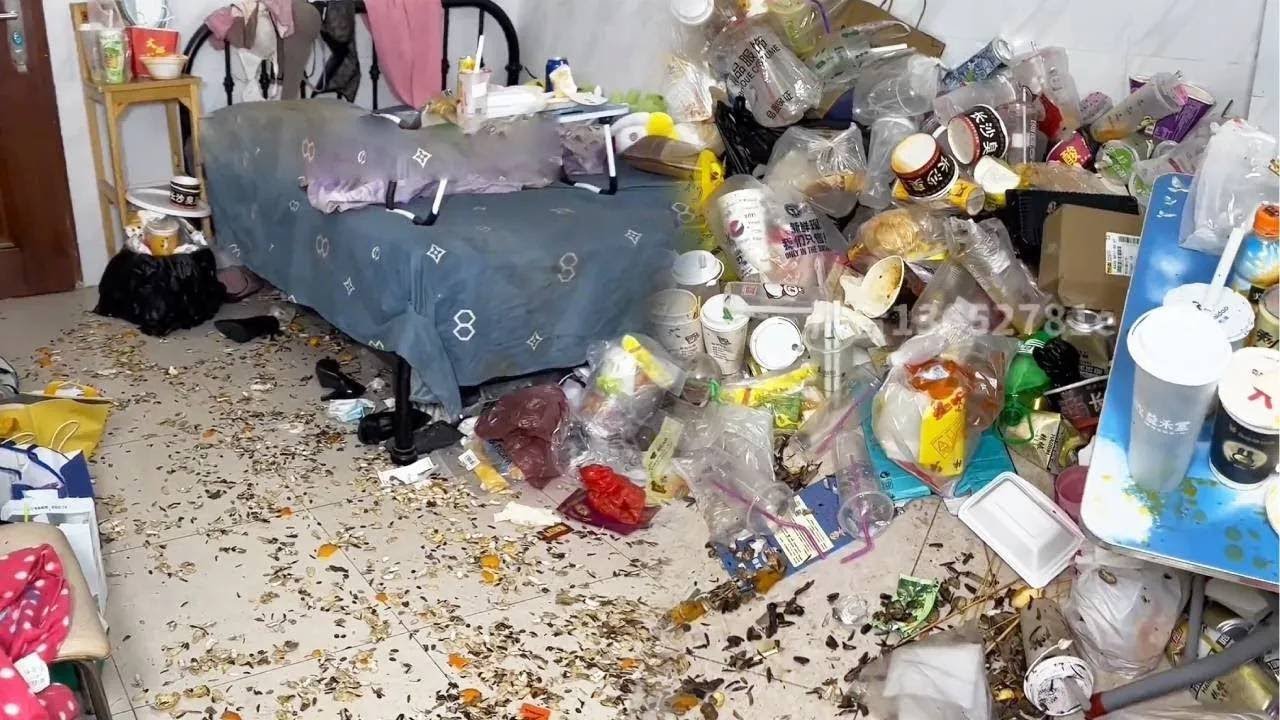 😱An elderly person with hoarding disorder has their home piled high with garbage.