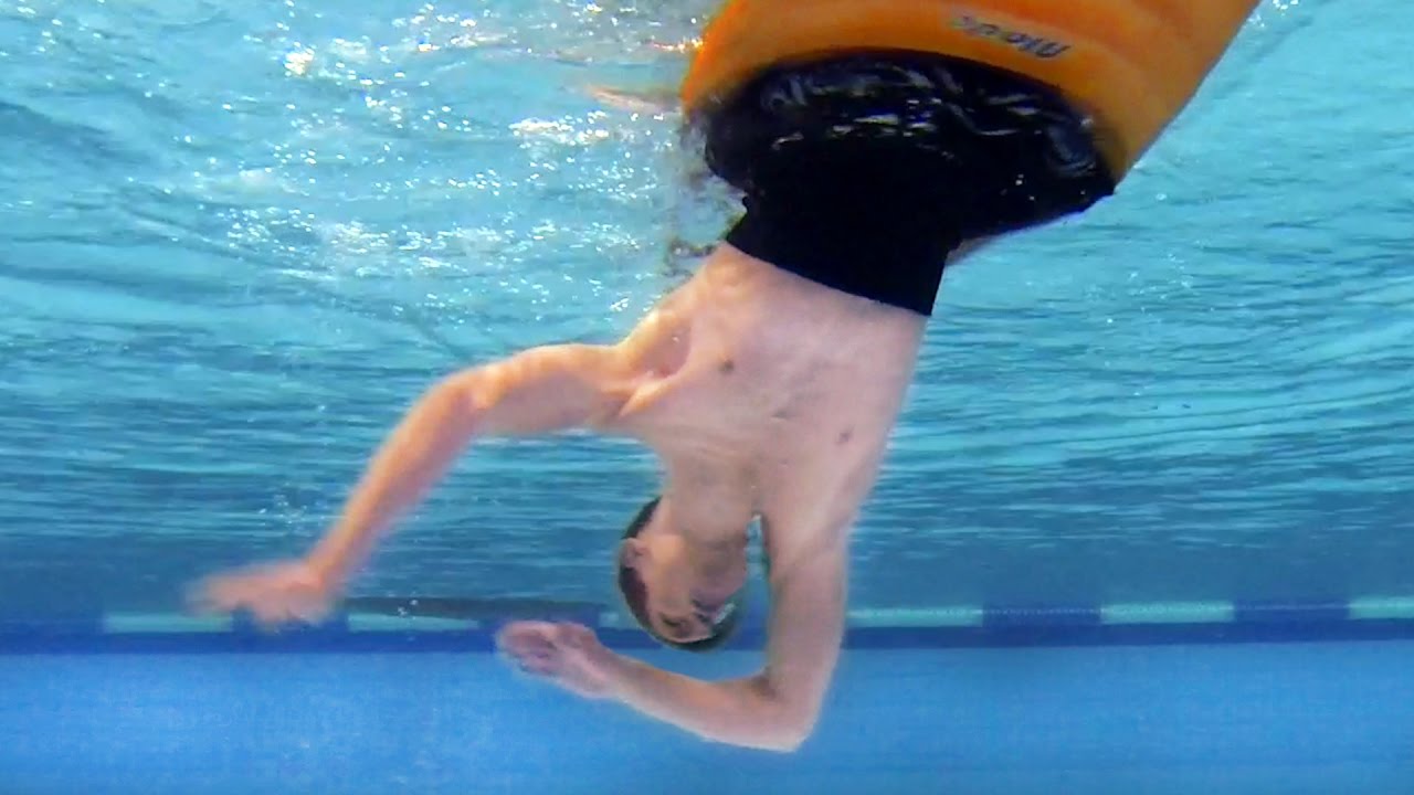 Eskimorolle mit Hand (Handrolle) - Kentertraining Kanupolo