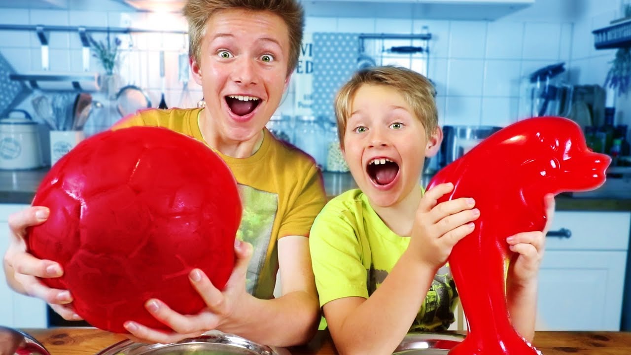 GUMMY FOOD VS REAL FOOD 🐬 GRÖßTE GUMMIS DER WELT? - TipTapTube ⚽️