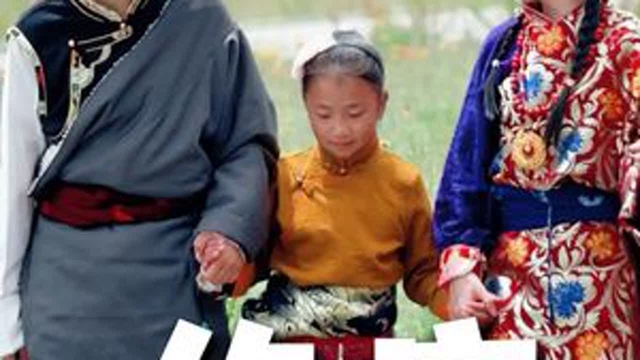总有人像礼物一样出现在你的生命里，让你一想到就心底忽而亮堂，让你明白遇见，已经足够美好。