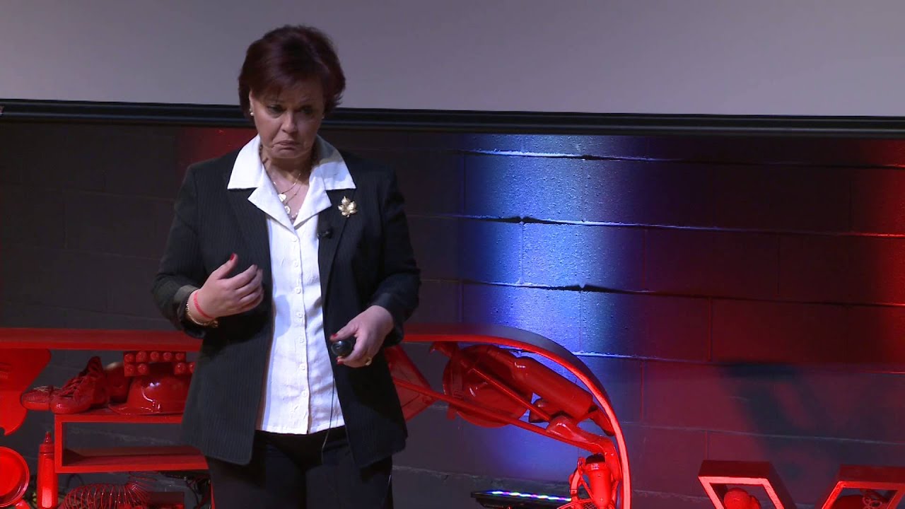 Le travail communautaire autonome | Alexandra Mendes | TEDxHECMontréal