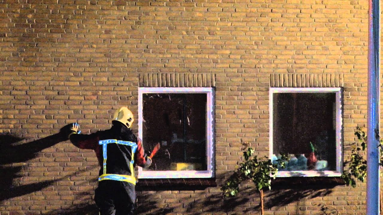 Grote brand bij gemeentewerkplaats in Delfzijl