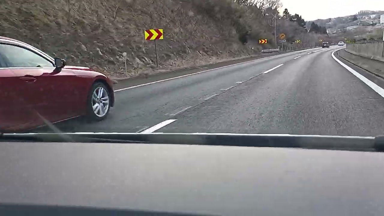 走行距離16万㎞超のフォルクスワーゲンupで高速道路を走りながら、この車について語る。
