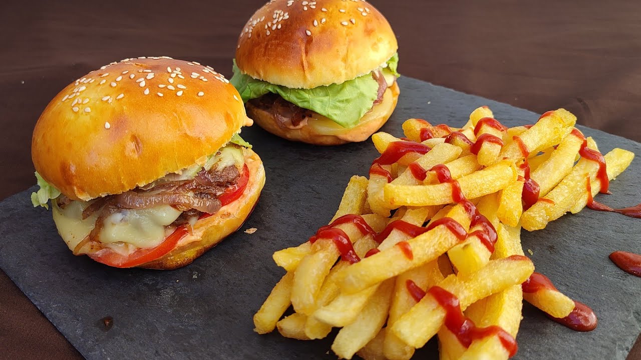 برغر المطاعم بذوق البصل المكرمل وسر هشاشة خبز البرغر في هذه الوصفة🍔🍟       cheeseburger/ hamburger