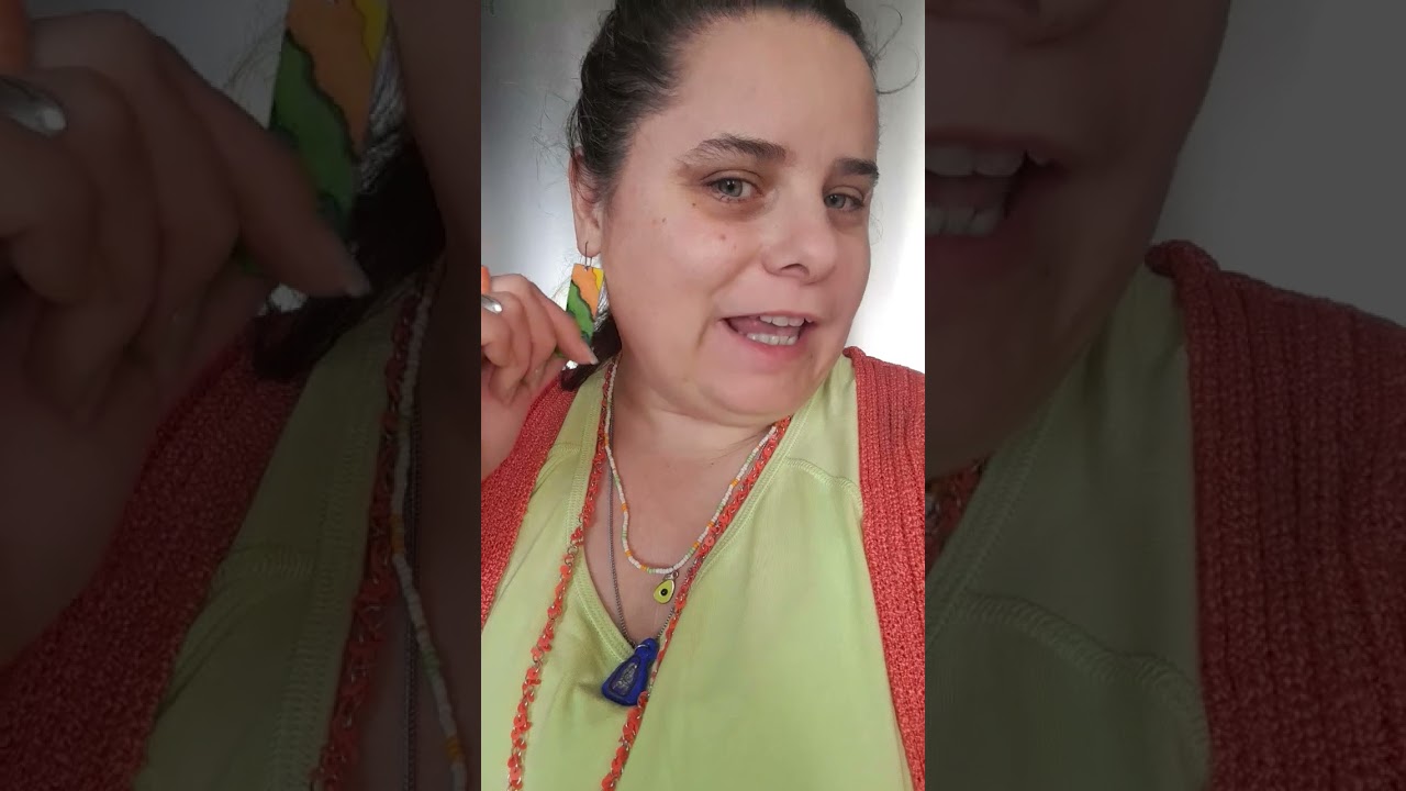 je présente la 2ème paire de boucles d'oreilles papier résinée 🧡💚💛