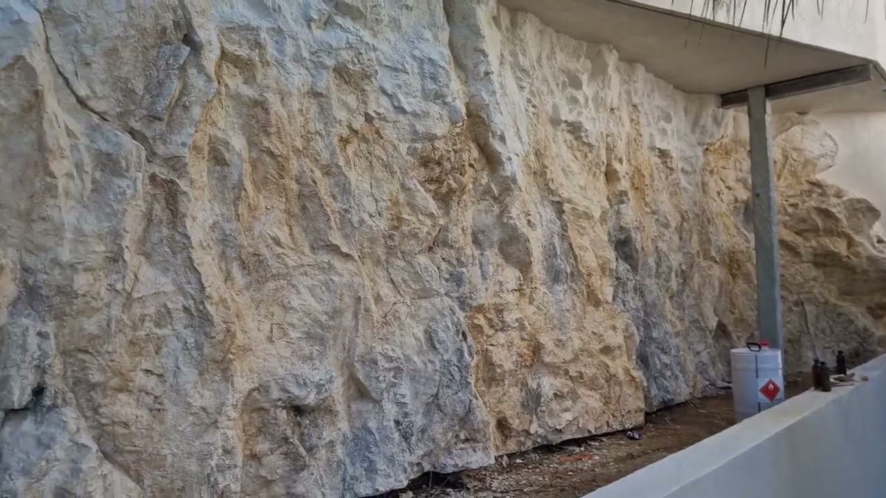 Habillage mur beton avec parement Faux rochers décoratifs