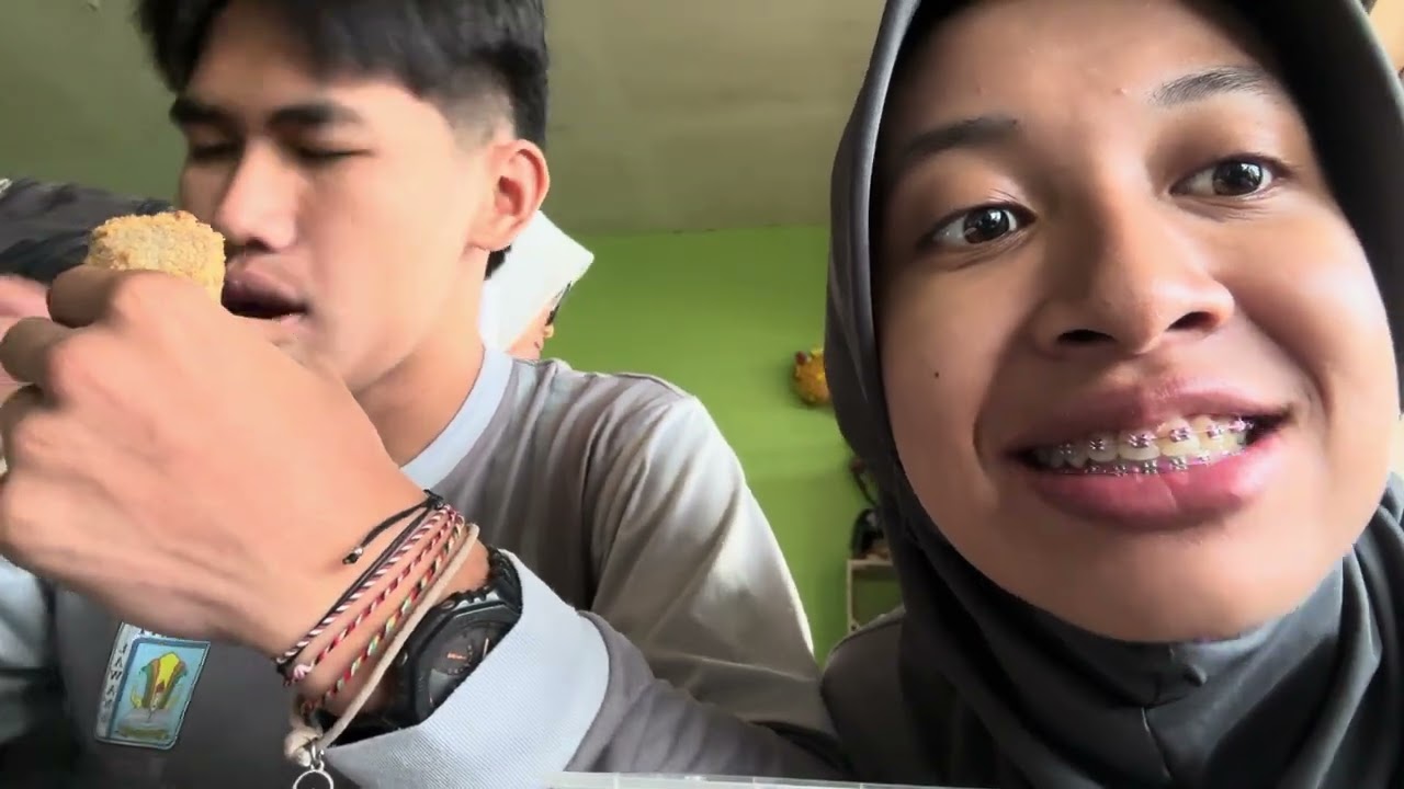 makan risol coklat kesukaan gusti