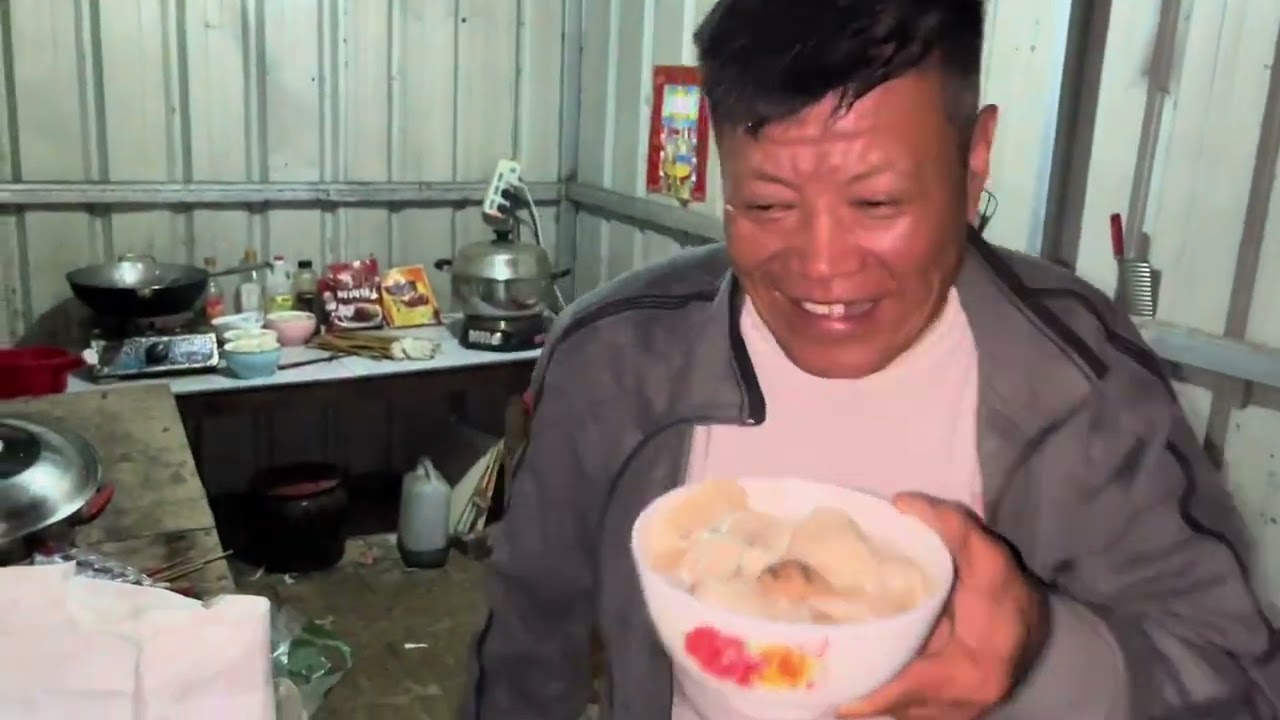 树杭妹妹冒雨送来路上吃的喝的！给鑫磊又说了好多心里话！加油吧 #我的乡村生活 #传递温暖