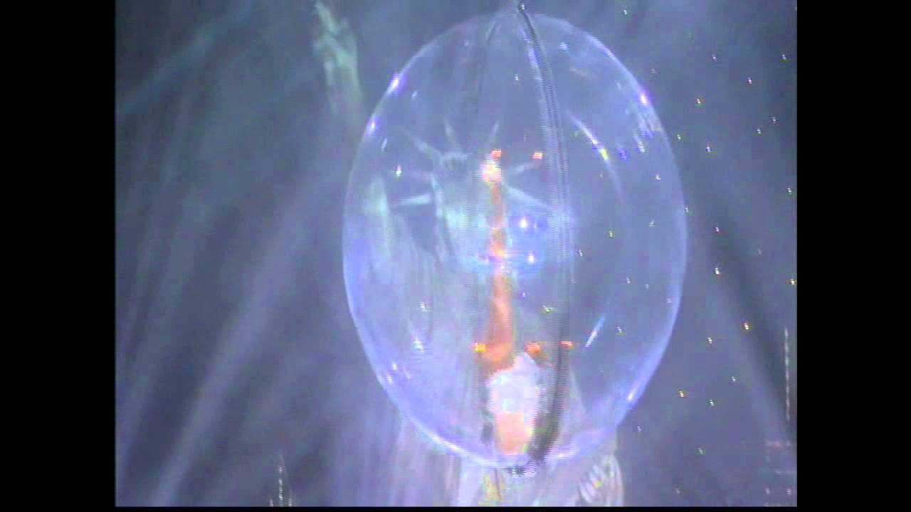 Sharin Monni Ball act Apollo Variete
