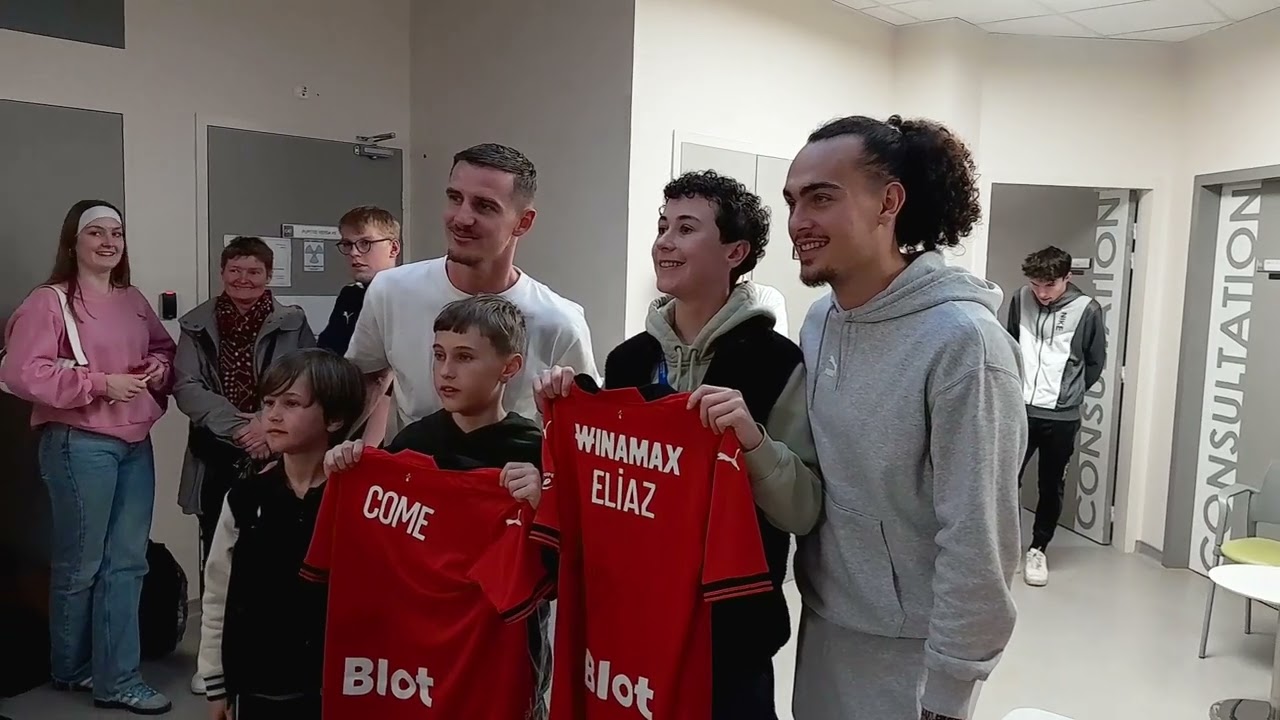 Visite de deux joueurs du Stade Rennais au service de radiothérapie du Centre Eugène Marquis