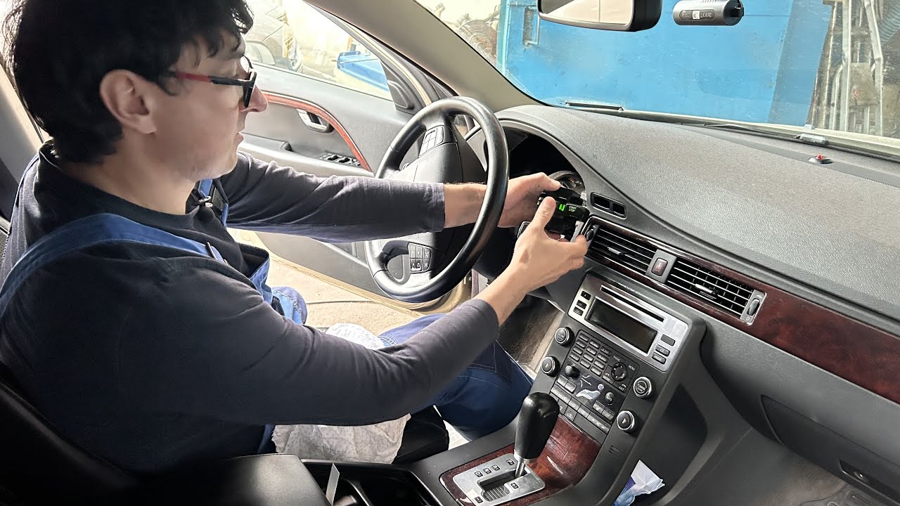 Ремонт механизма приемника ключа зажигания VOLVO S80.
