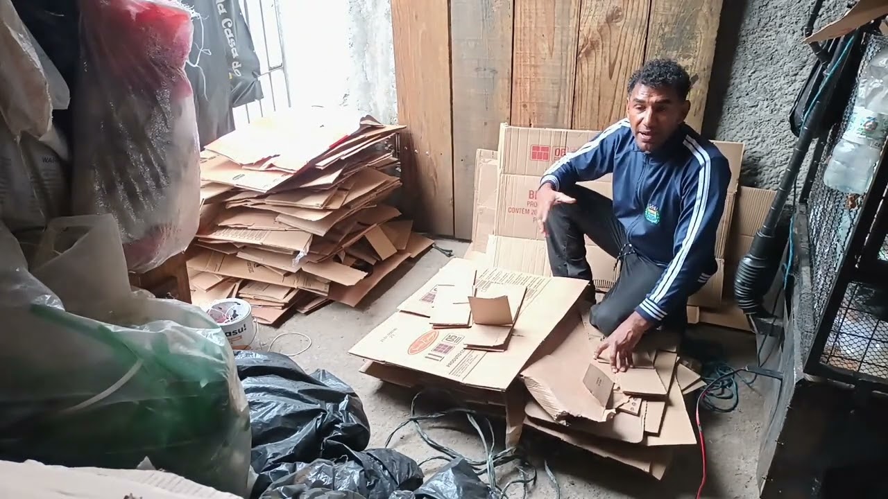 Fardo manual de papelão. Solução para armazenamento de Papelão Reciclagem na prática.