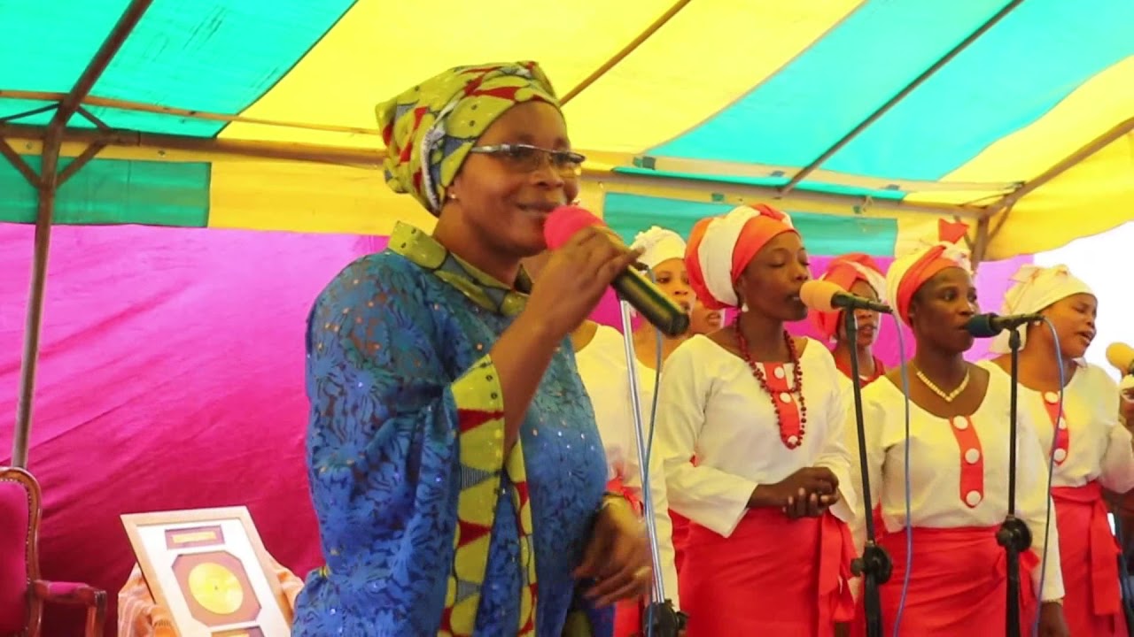 Maman Grâce remercie l'église de l'AMJC pour son soutien pour son disque d'or