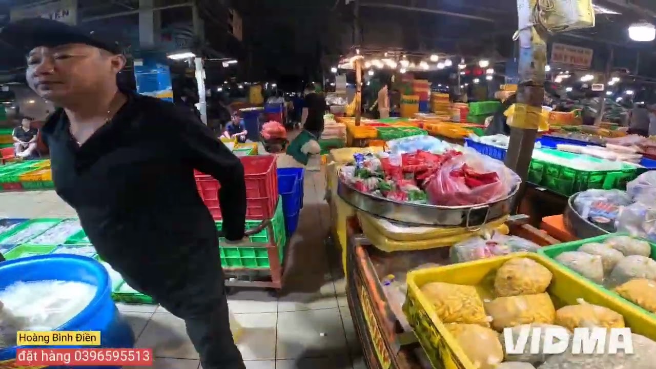 Chợ hôm nay tôm mực rất tươi. Chợ Bình Điền ngày 23/1. Chợ rất đông khách 