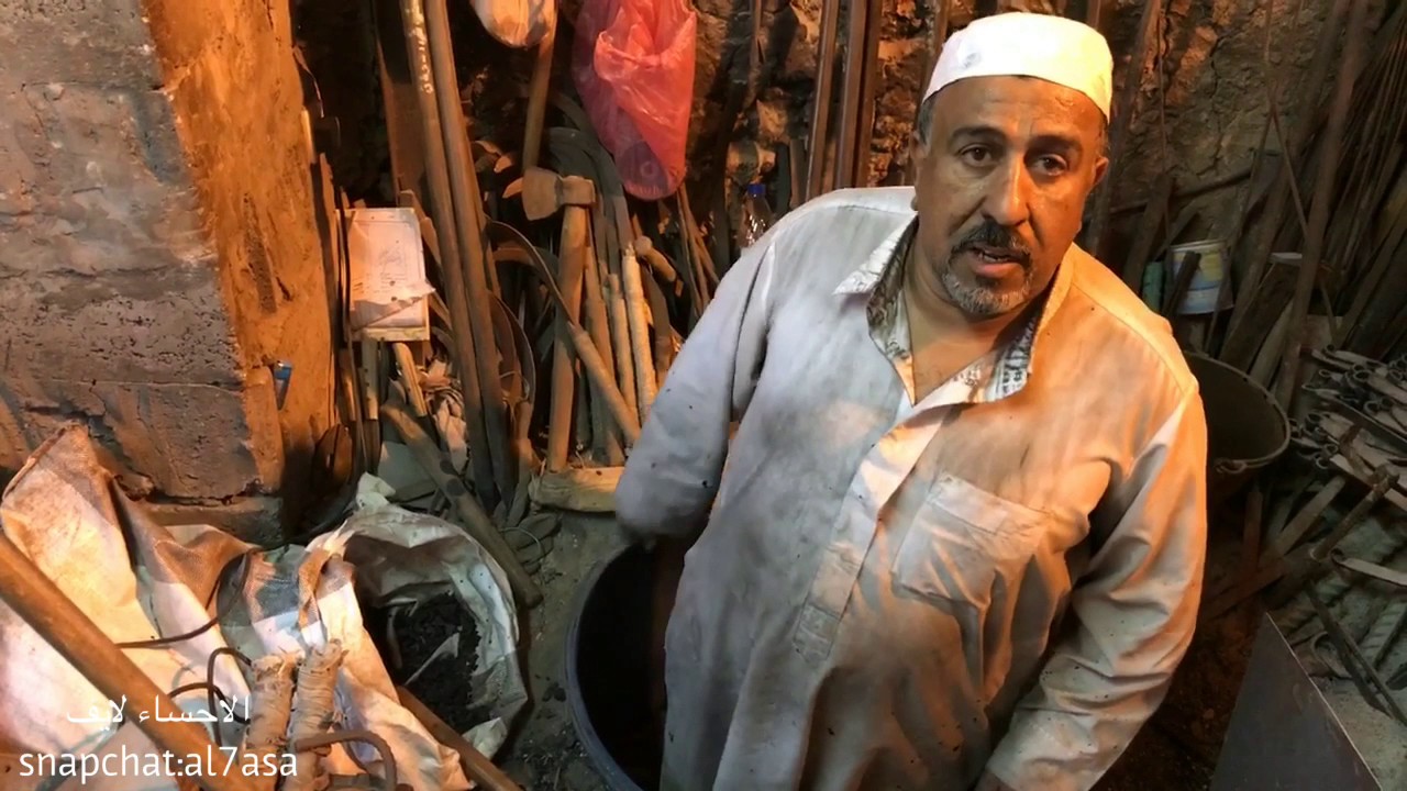 سعودي يعمل في حرفة الحدادة في الاحساء ! | الاحساء لايف