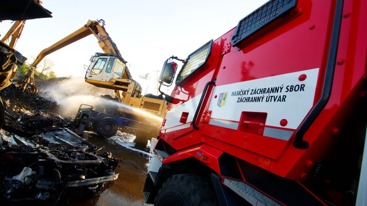 Dohašování požáru autovrakoviště v Ostravě-Vítkovicích, 10.5.2021