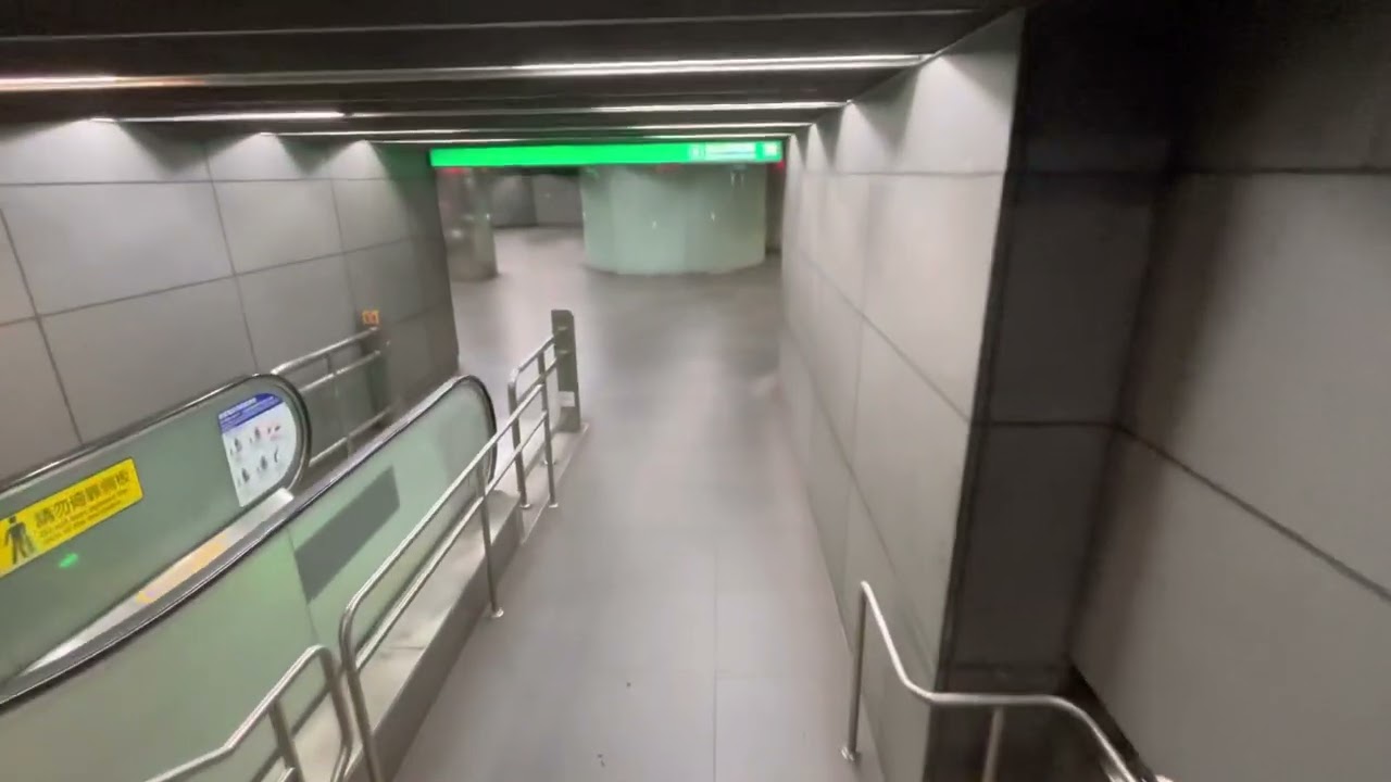 台北捷運中山站-淡水信義線轉乘松山新店線動線Transfer from the Red Line to the Green Line at Zhongshan Sta🟥🟩🚇