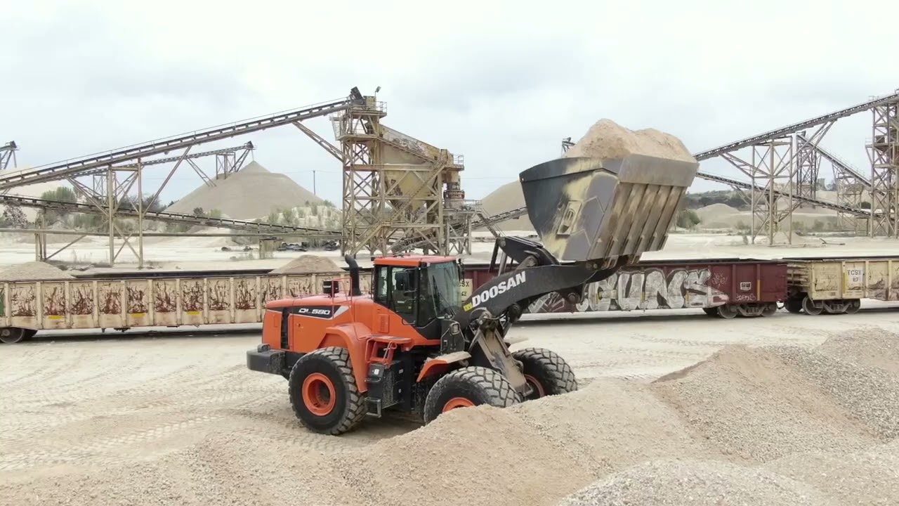 DEVELON (ранее DOOSAN) погрузчик DL580-5 объёмом ковша 5,5 куб.м. и грузоподъёмностью 13 тонн.