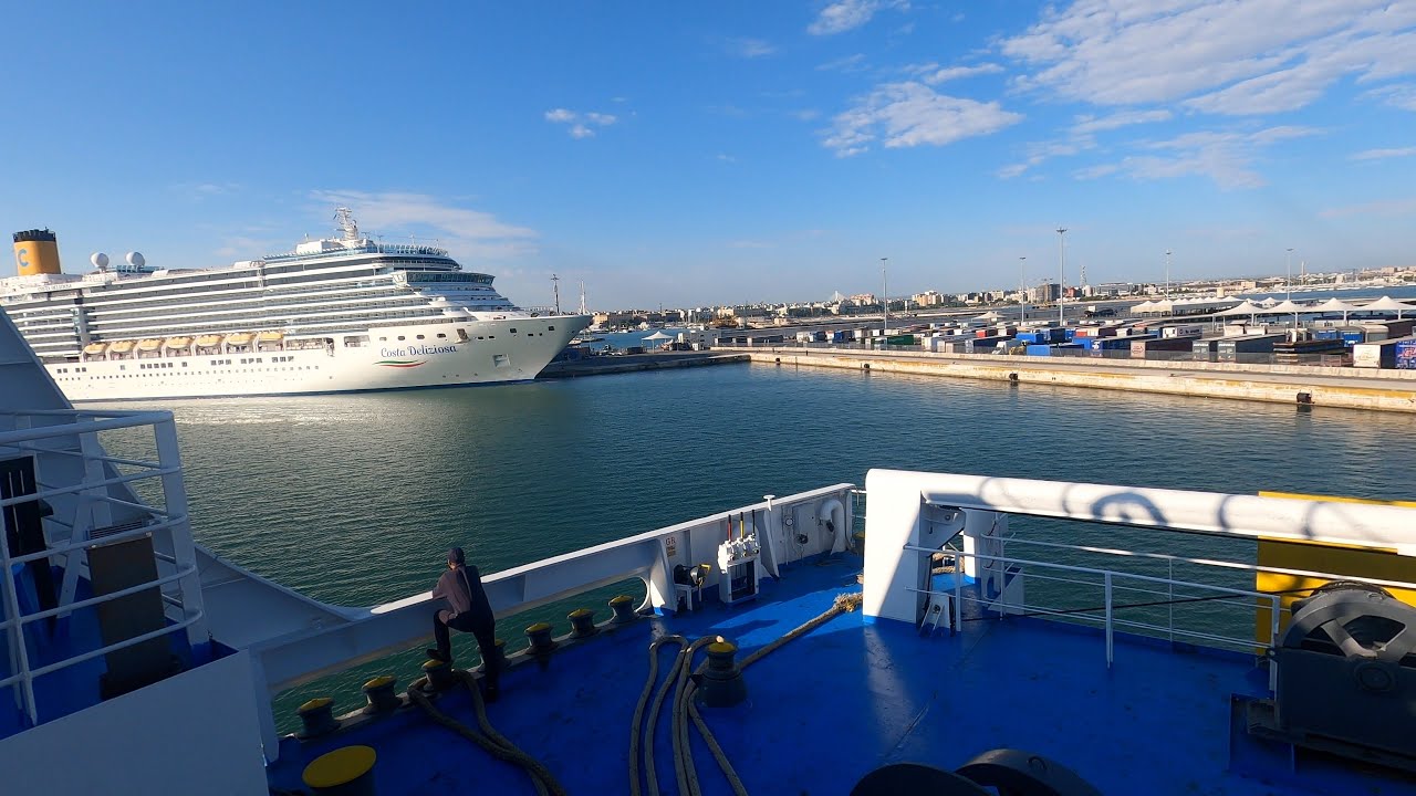Cum arata feribotul care face legatura intre Grecia, Igoumenitsa si Italia