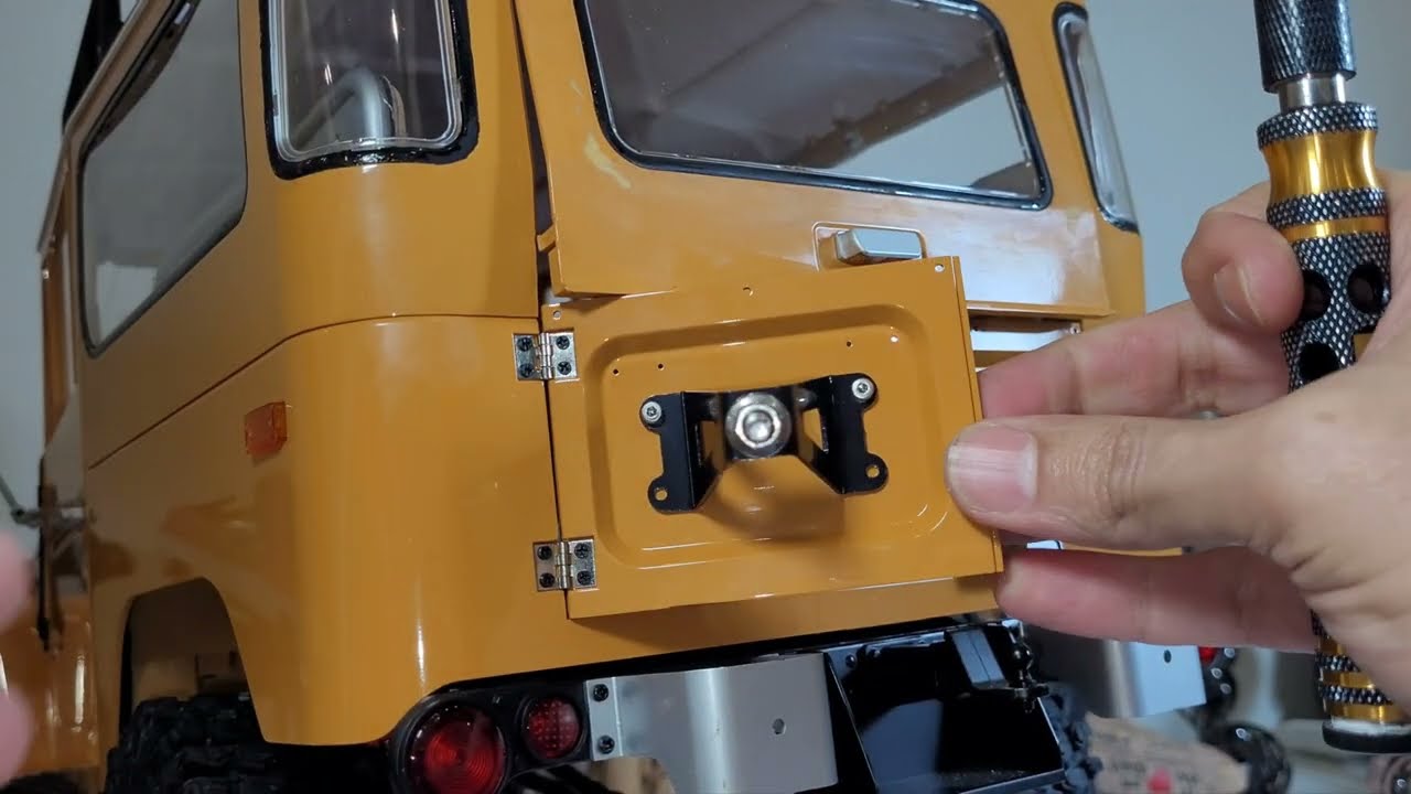 How to  install wheel holder on Toyota fj40 rccar fms #rccar #rccrawler #toyotalandcruiserfj40