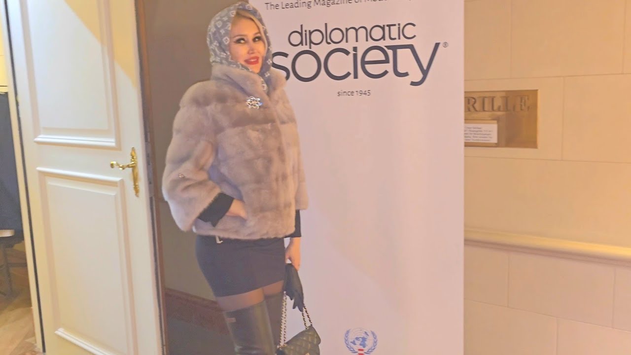 4k Granate Travelling attending diplomatic reception, Vienna, minidress, thigh high boots