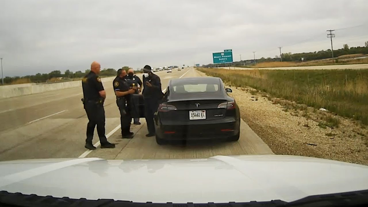 Водителя Tesla застали спящим во время использования автопилота