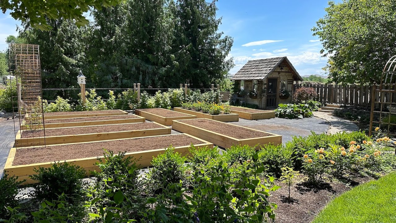 Устанавливаю капельный полив на новых высоких грядках моих родителей! 💦💚🌿 // Garden Answer