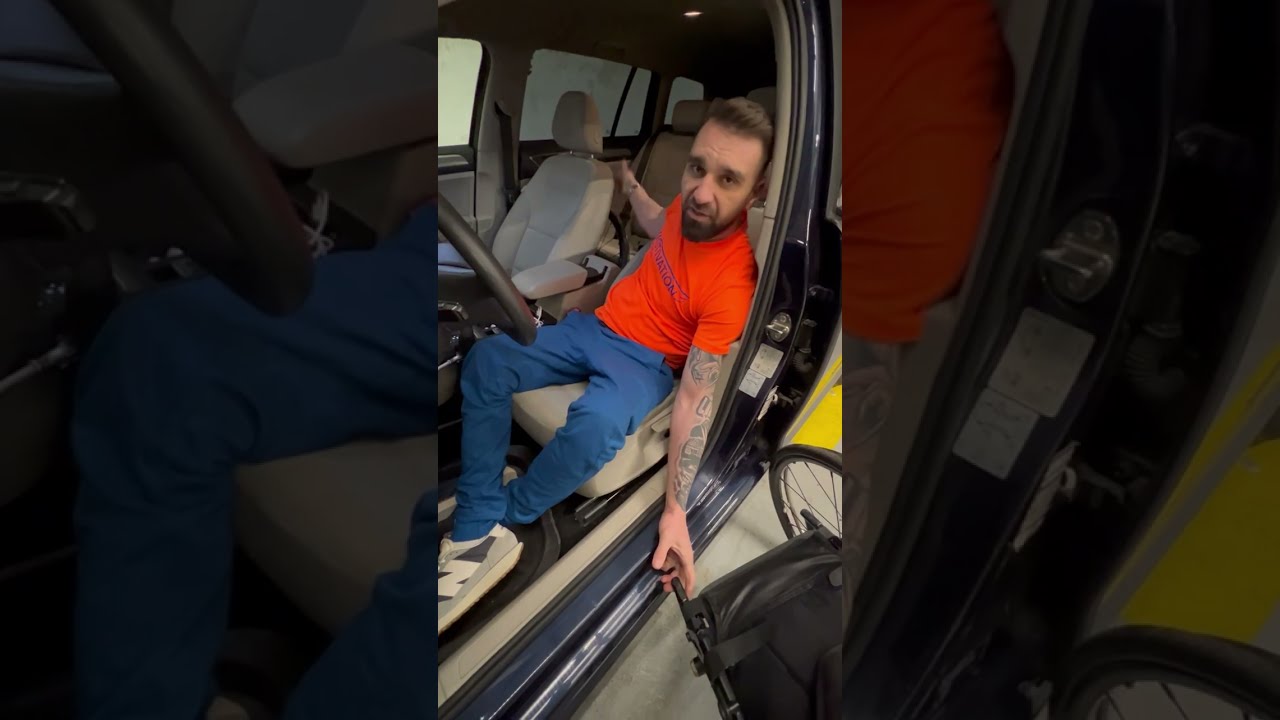 Transferul și urcarea scaunului rulant în mașină