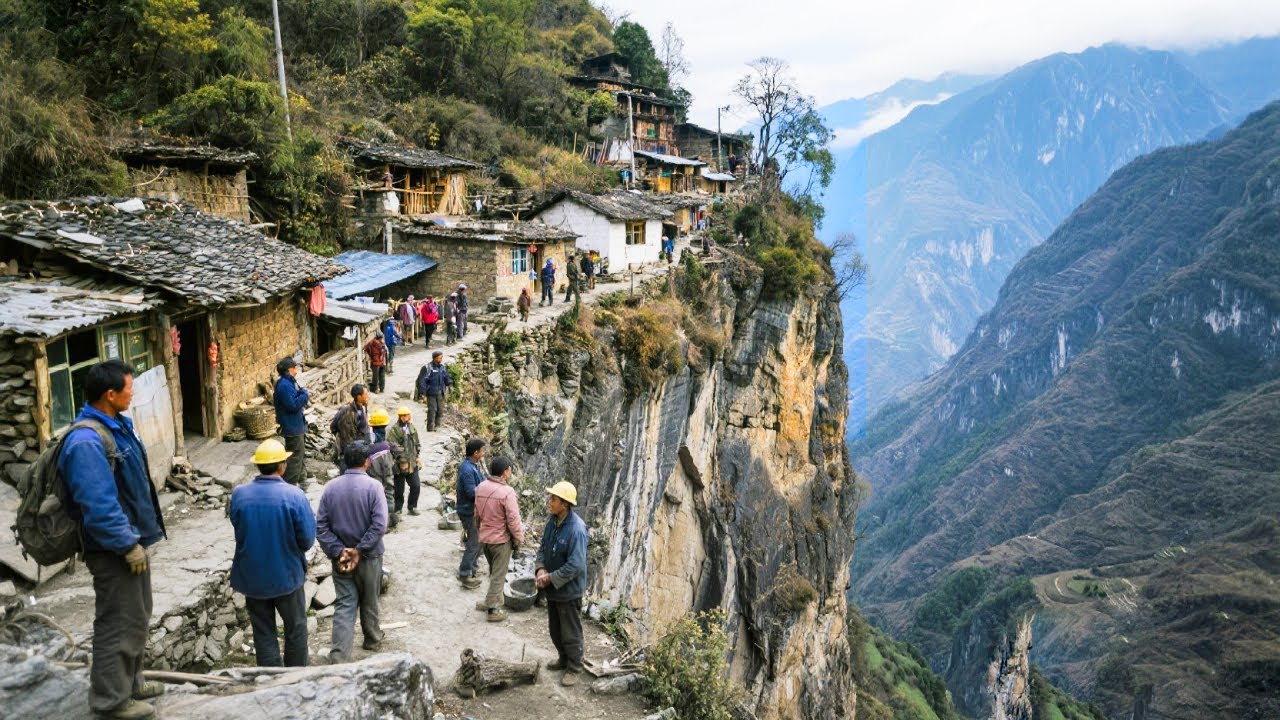 探访四川群山之巅的悬崖村，面临峡谷背靠悬崖峭壁，竟然家家都是万元户【乡村阿泰】