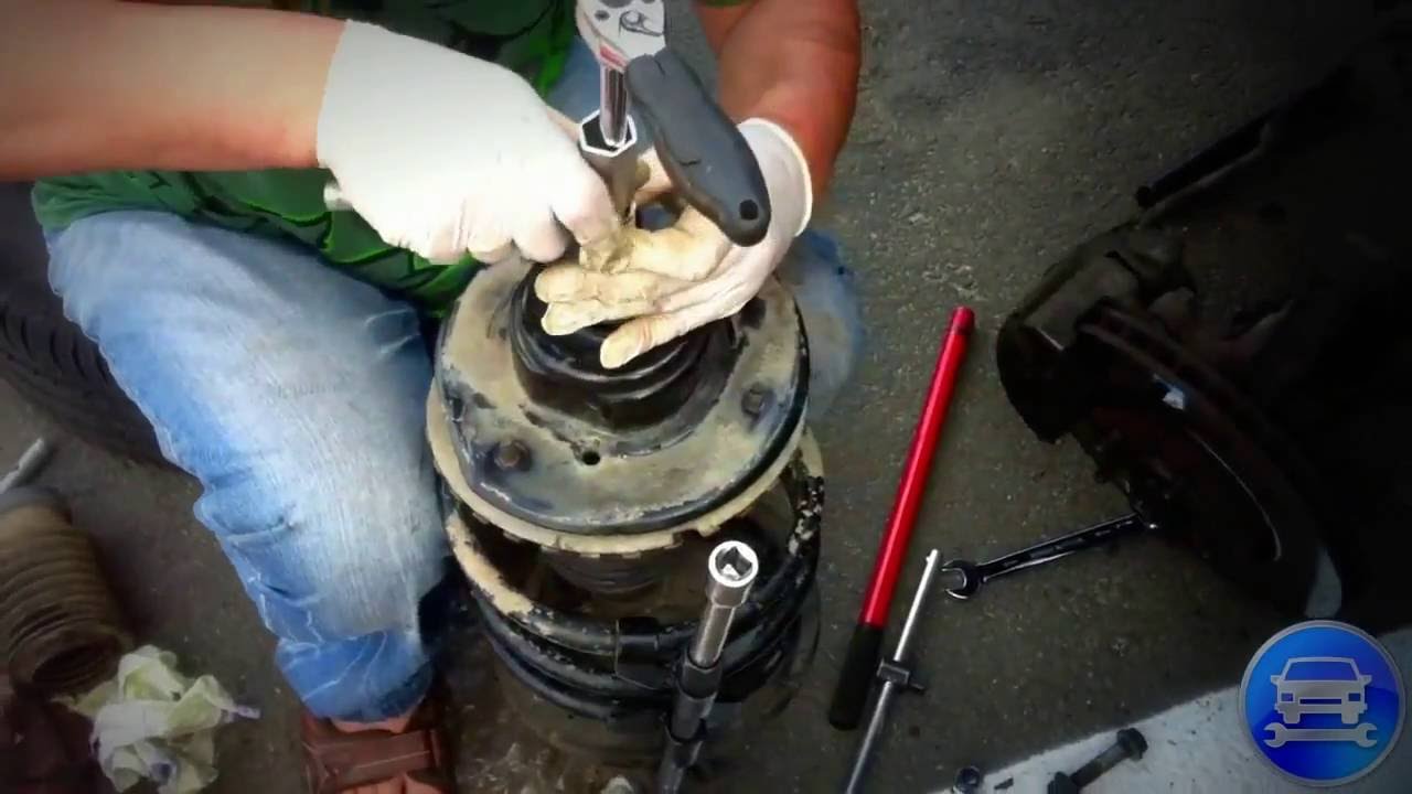 How to replace front shock absorber Chrysler voyager  Как поменять стойку амортизатора