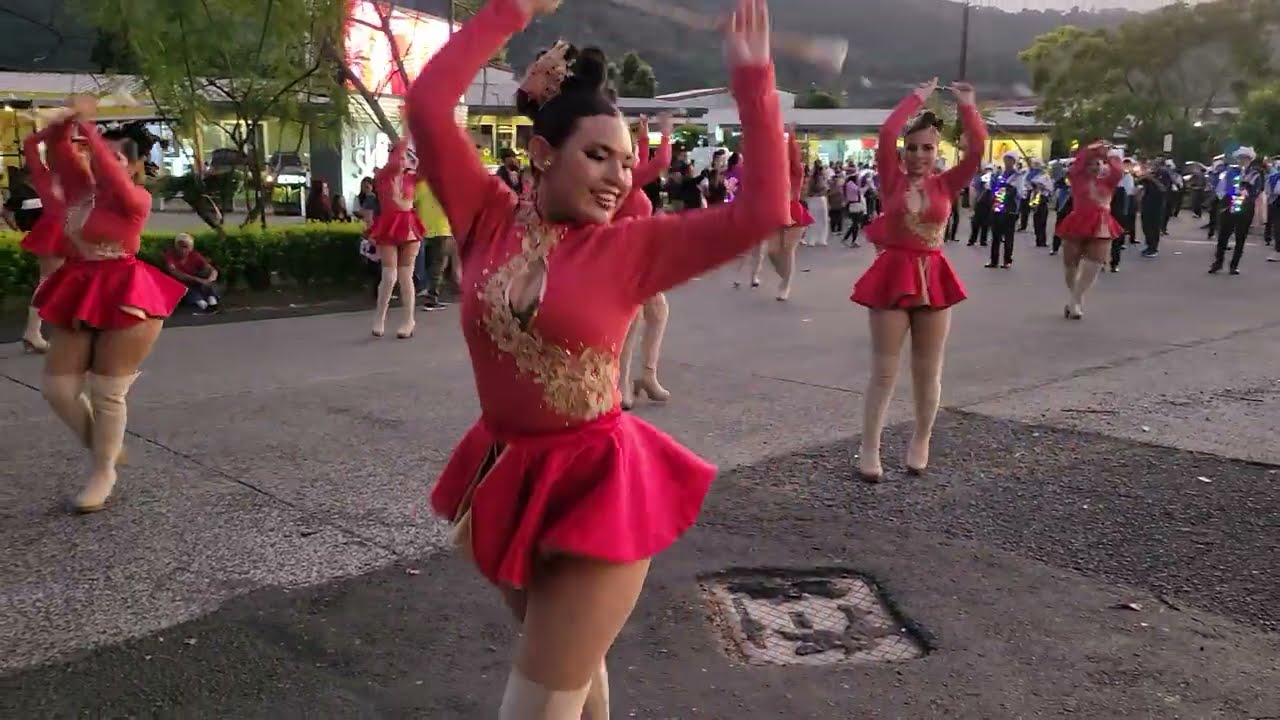 Tiburones music band interpretando la faldita en el desfile del correo de santa tecla excelente 