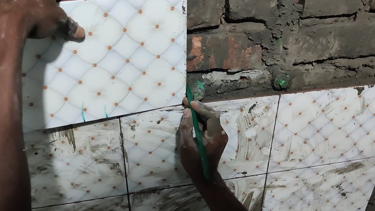 পাল্লাপাল্লি দিয়ে টাইলস লাগানো