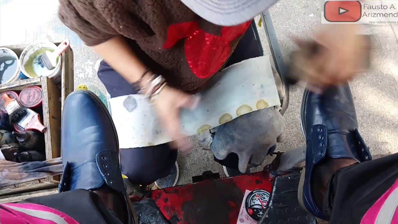 S2E82 Perfectionist Woman shoe shiner work on blue shoes  #mx #ASMR #shoeshine #faustoarizmendi