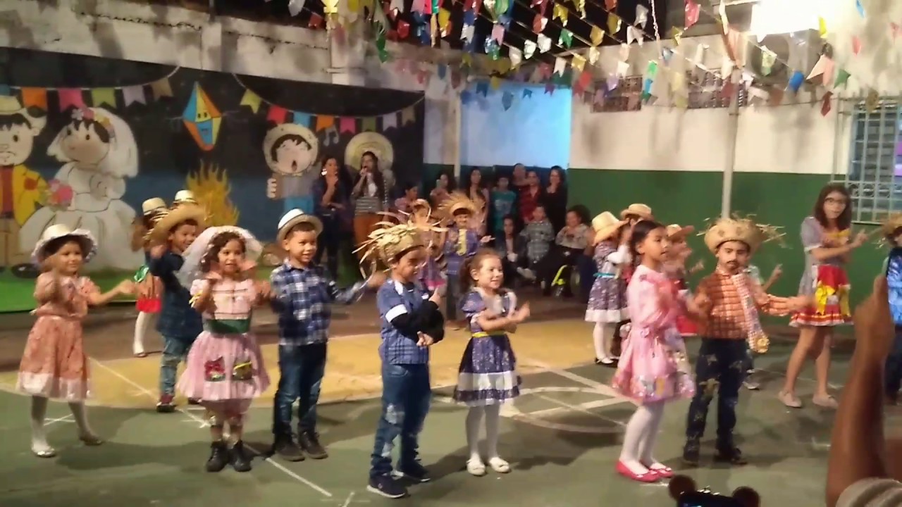 Apresentação de quadrilha infantil.