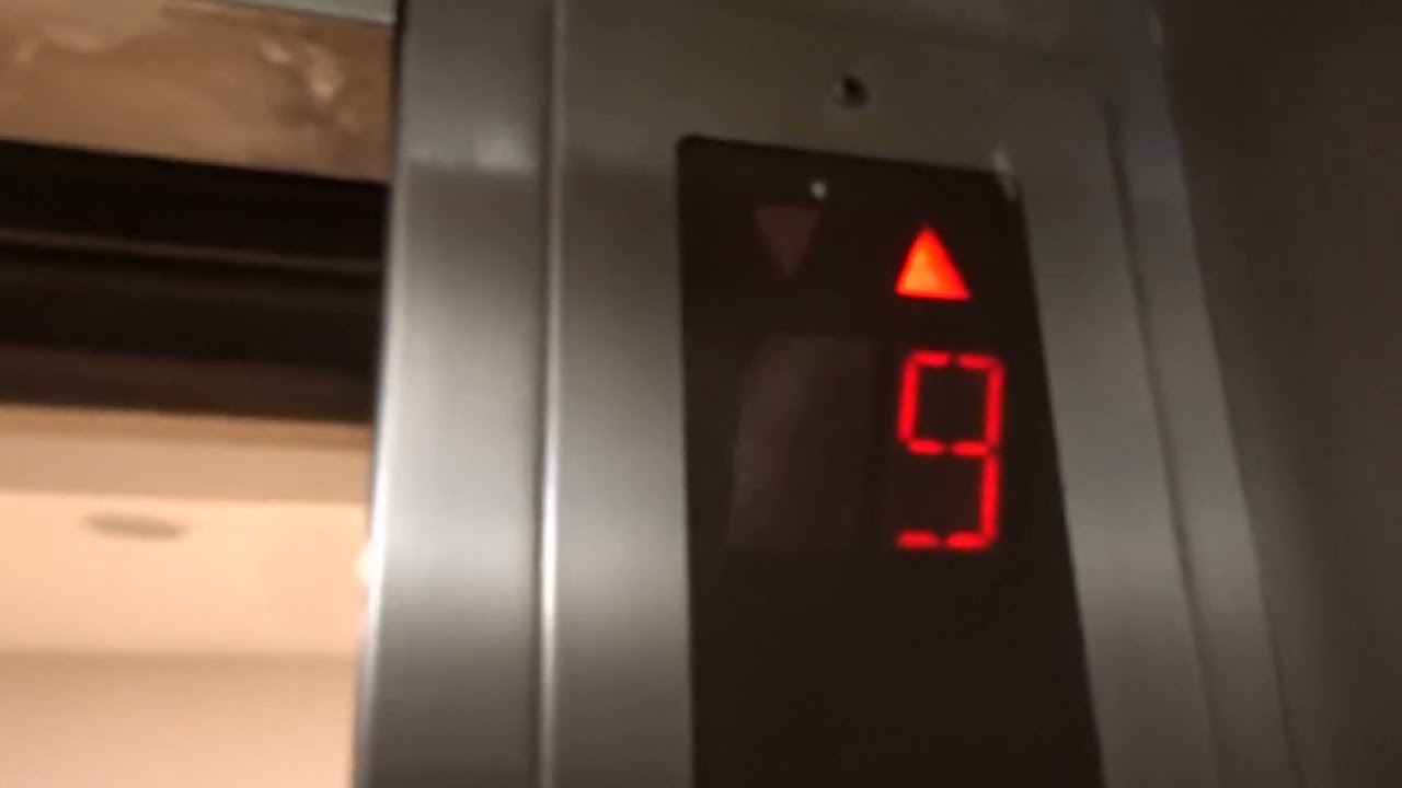 MITSUBISHI BED ELEVATOR / LIFT 4 STANDARD A-L4 AT PHYATHAI 2 HOSPITAL KRUNG THEP THAILAND [A]
