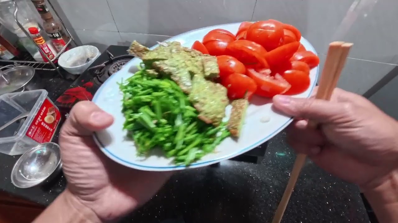 Nước sốt cà chua ăn kèm rau sống nhé mọi người 😌       Không quá 15' là được ăn rồi . Nhanh gọn ❤️