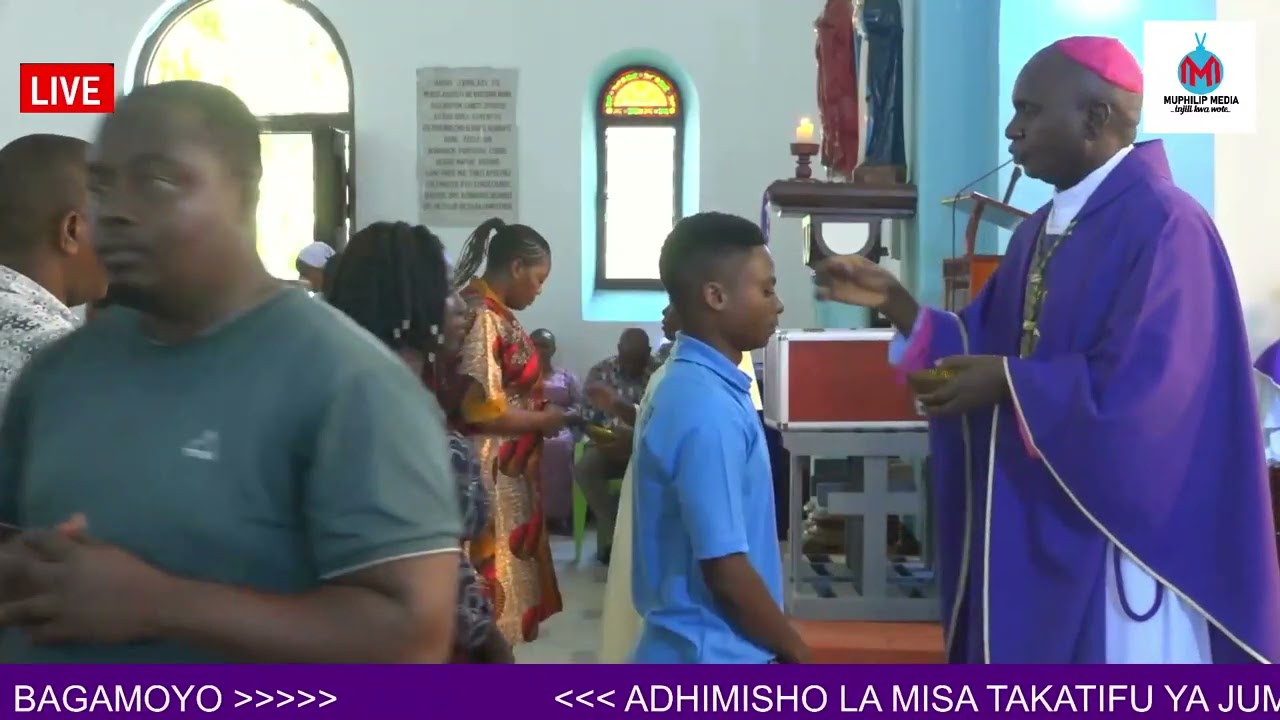 MHASHAMU ASKOFU MUSOMBA  ASKOFU WA JIMBO LA BAGAMOYO AKIBARIKI MAJIVU KABLA YA KUWAPAKA WAAMINI