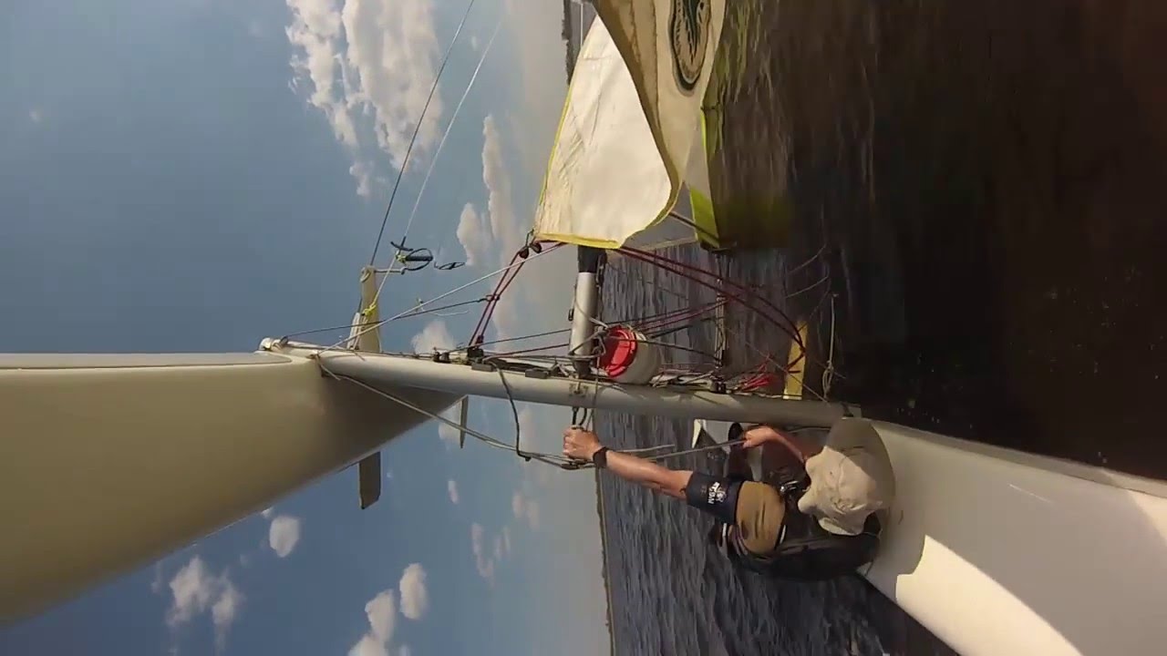 Tom Smid  geeft een cursus omslaan met een catamaran ..graag delen..