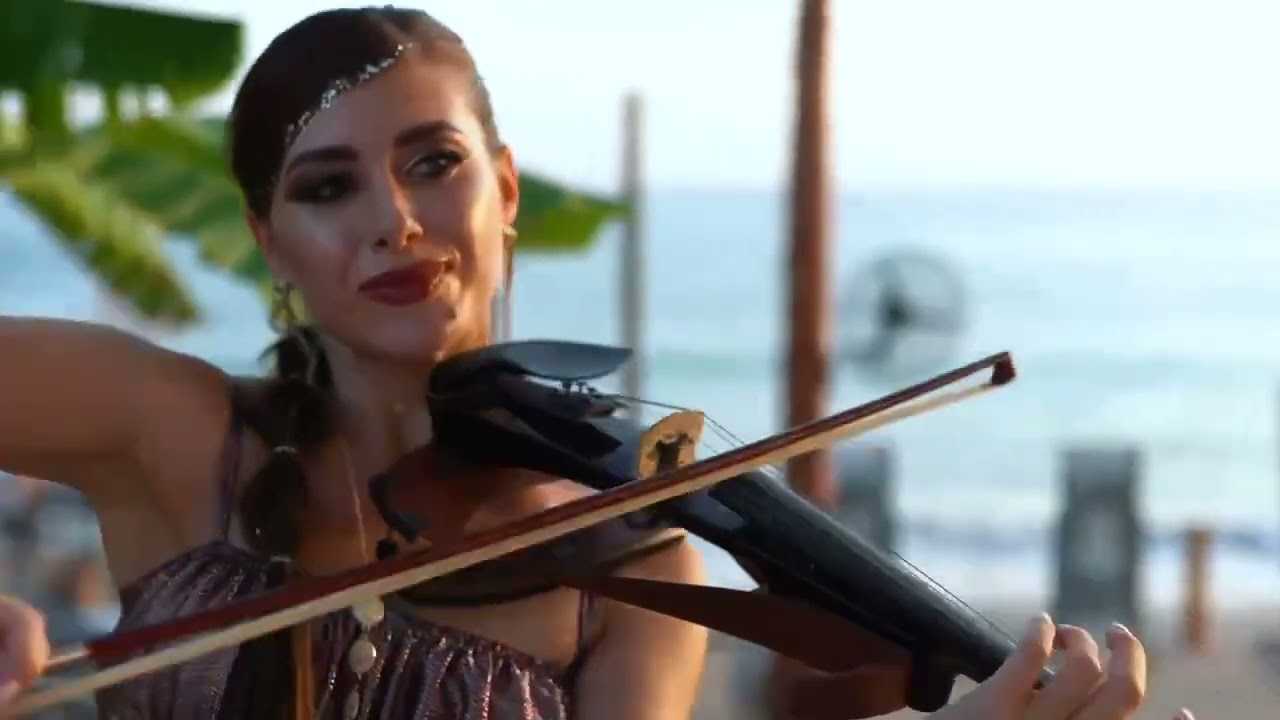 Violin girl on the beach /promo 2023