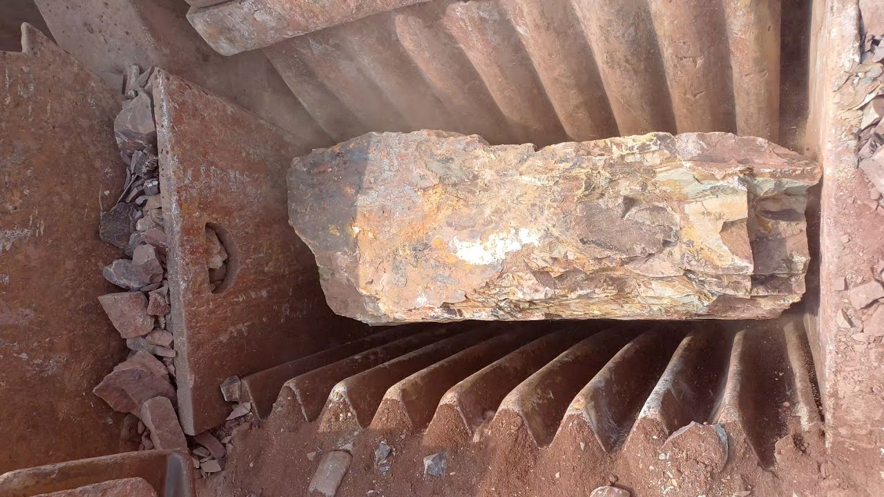 How does a massive rock crusher work ⏐Exclusive Concrete jaw crusher in action ⏐Amazing Jaw crusher