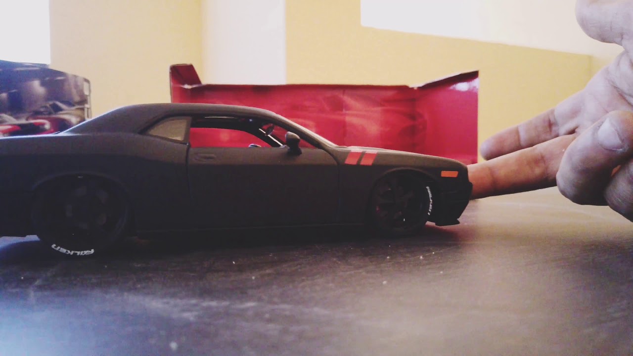 Maisto 1:24 2008 Dodge Challenger