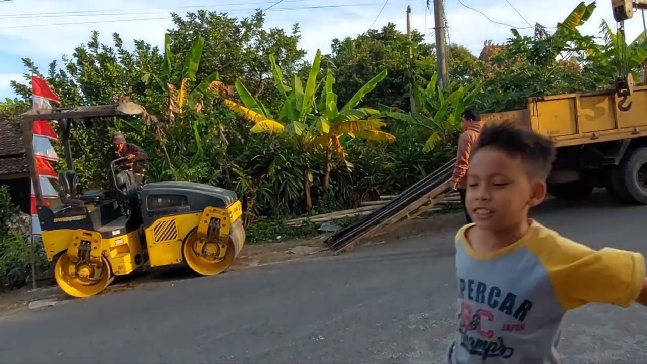 EKSTRIM !! WALLES VIBRO BOMAG MLOROT KESULITAN NAIK KE ATAS TRUK